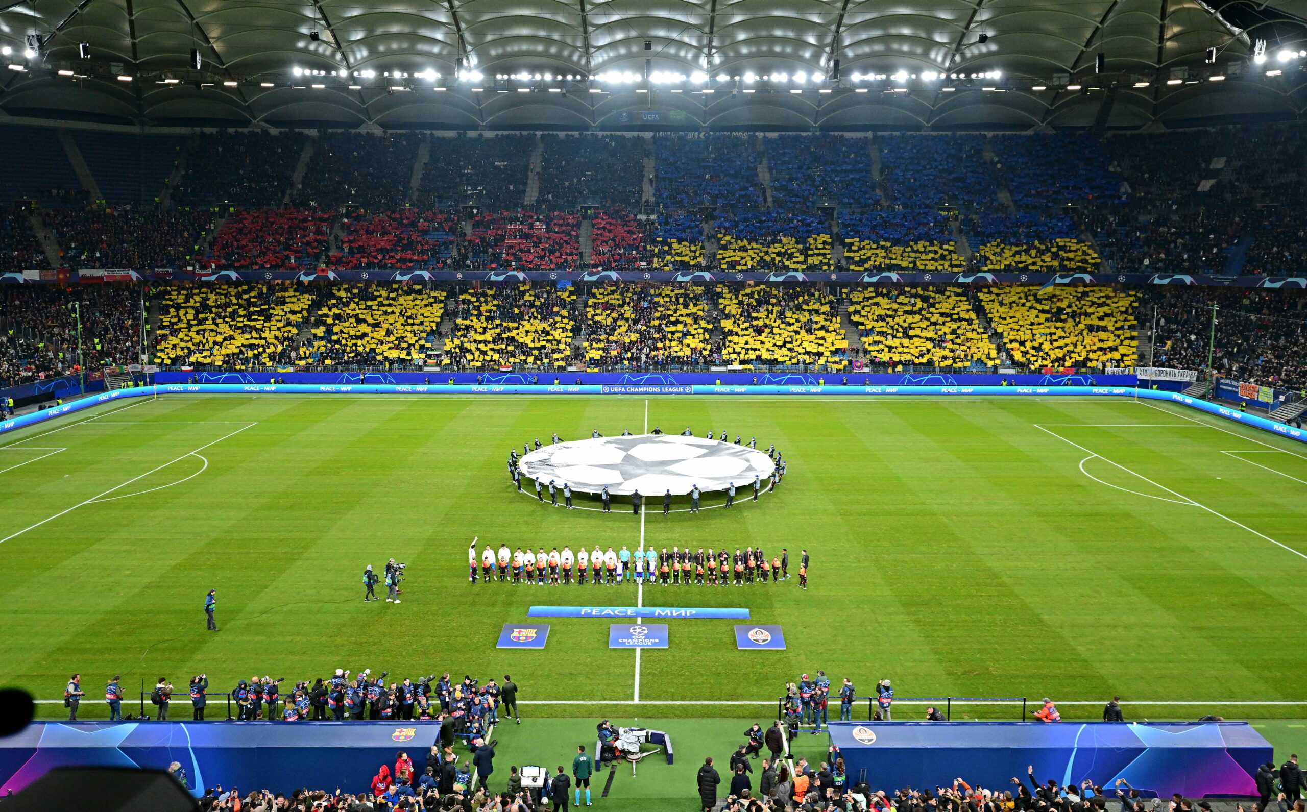 Die Teams von Schachter Donezk und dem FC Barcelona laufen ins Volksparkstadion ein