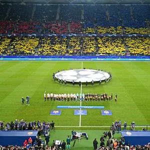 Die Teams von Schachter Donezk und dem FC Barcelona laufen ins Volksparkstadion ein