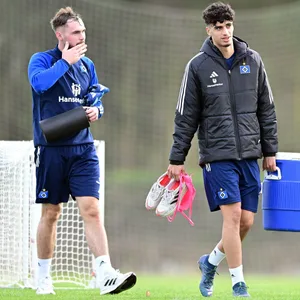 Valon Zumberi, Omar Megeed und Fabio Baldé gehen mit Materialien vom Trainingsplatz