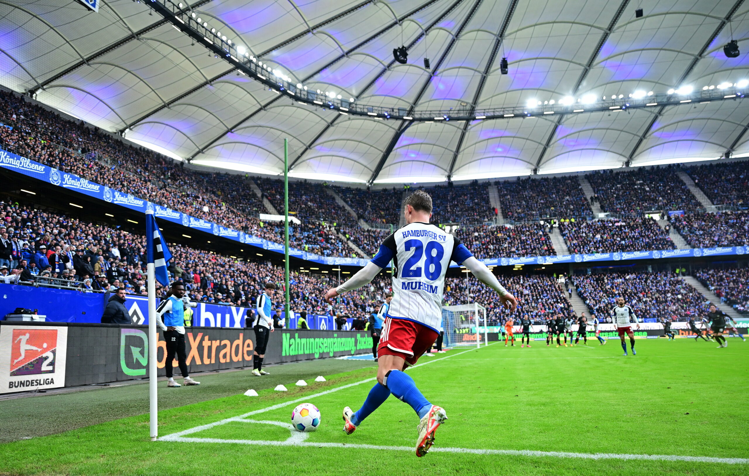 Miro Muheim tritt einen Eckball im Volksparkstadion