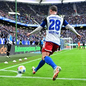 Miro Muheim tritt einen Eckball im Volksparkstadion