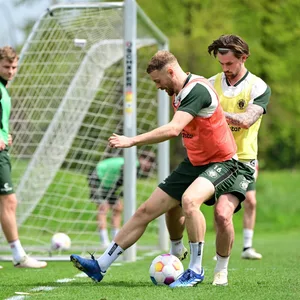 Carlo Boukhalfa und Connor Metcalfe im Zweikampf beim Training