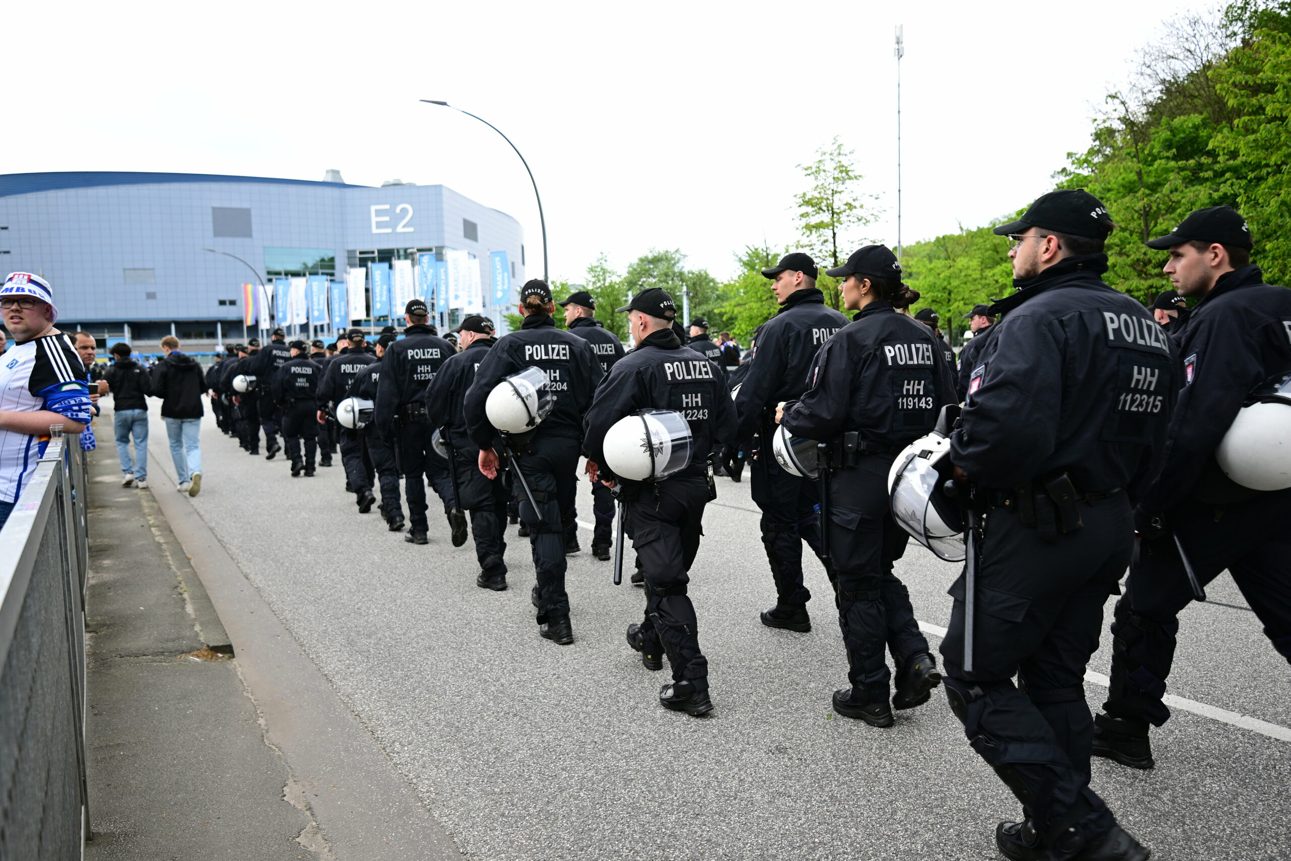 Polizisten beim Derby des HSV gegen den FC St. Pauli