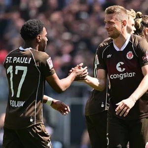 Dapo Afolayan und Hauke Wahl klatschen ab