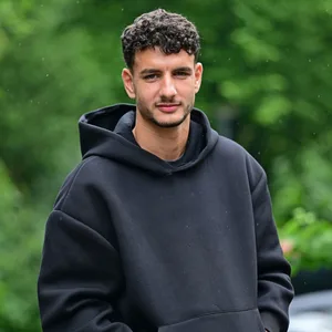 Daniel Elfadli im Kapuzenpullover