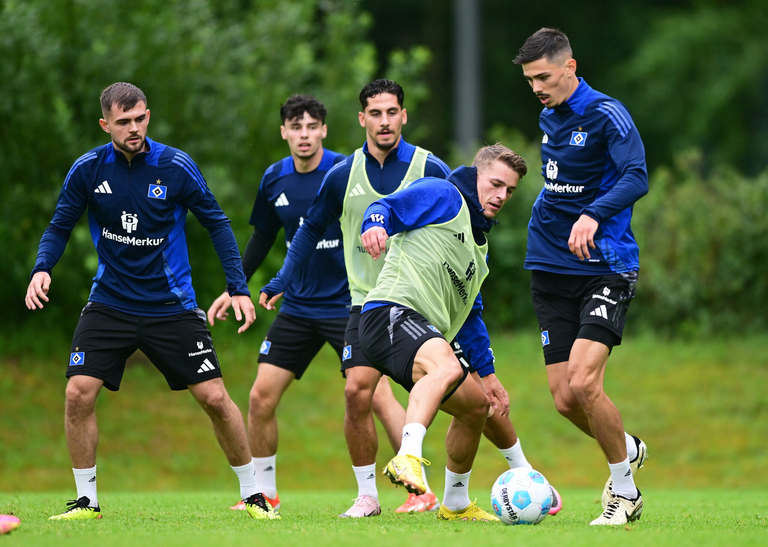 Lukasz Poreba, Nicolas Oliveira Kisilowski, Ludovit Reis, Miro Muheim und Dennis Hadzikadunic im HSV-Training