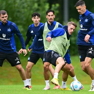 Lukasz Poreba, Nicolas Oliveira Kisilowski, Ludovit Reis, Miro Muheim und Dennis Hadzikadunic im HSV-Training