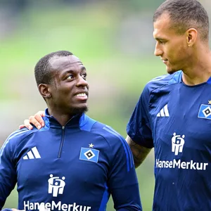 Jean-Luc Dompé und Davie Selke umarmen sich