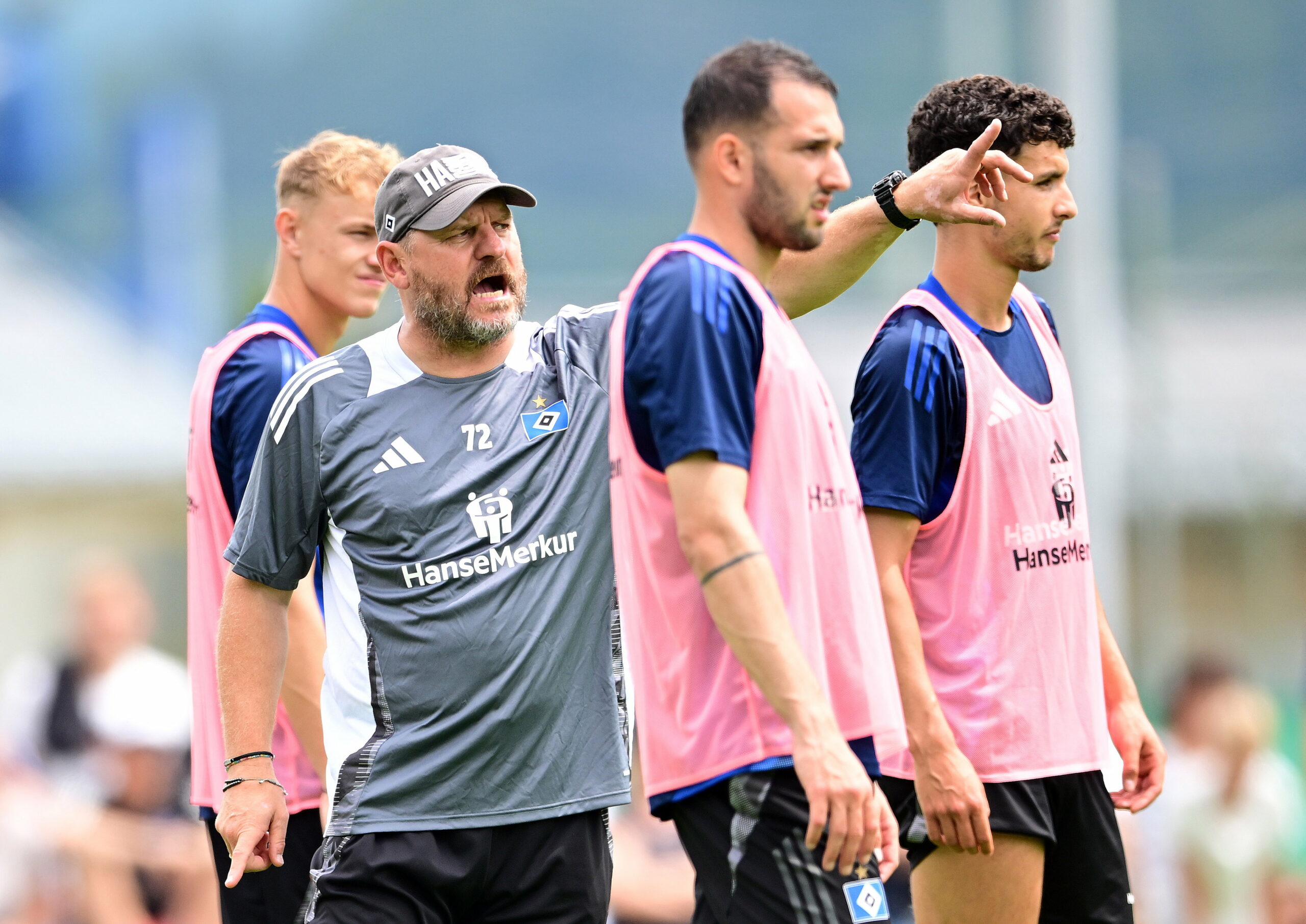 Steffen Baumgart gibt im HSV-Training neben Adam Karabec, Levin Öztunali und Daniel Elfadli Anweisungen.