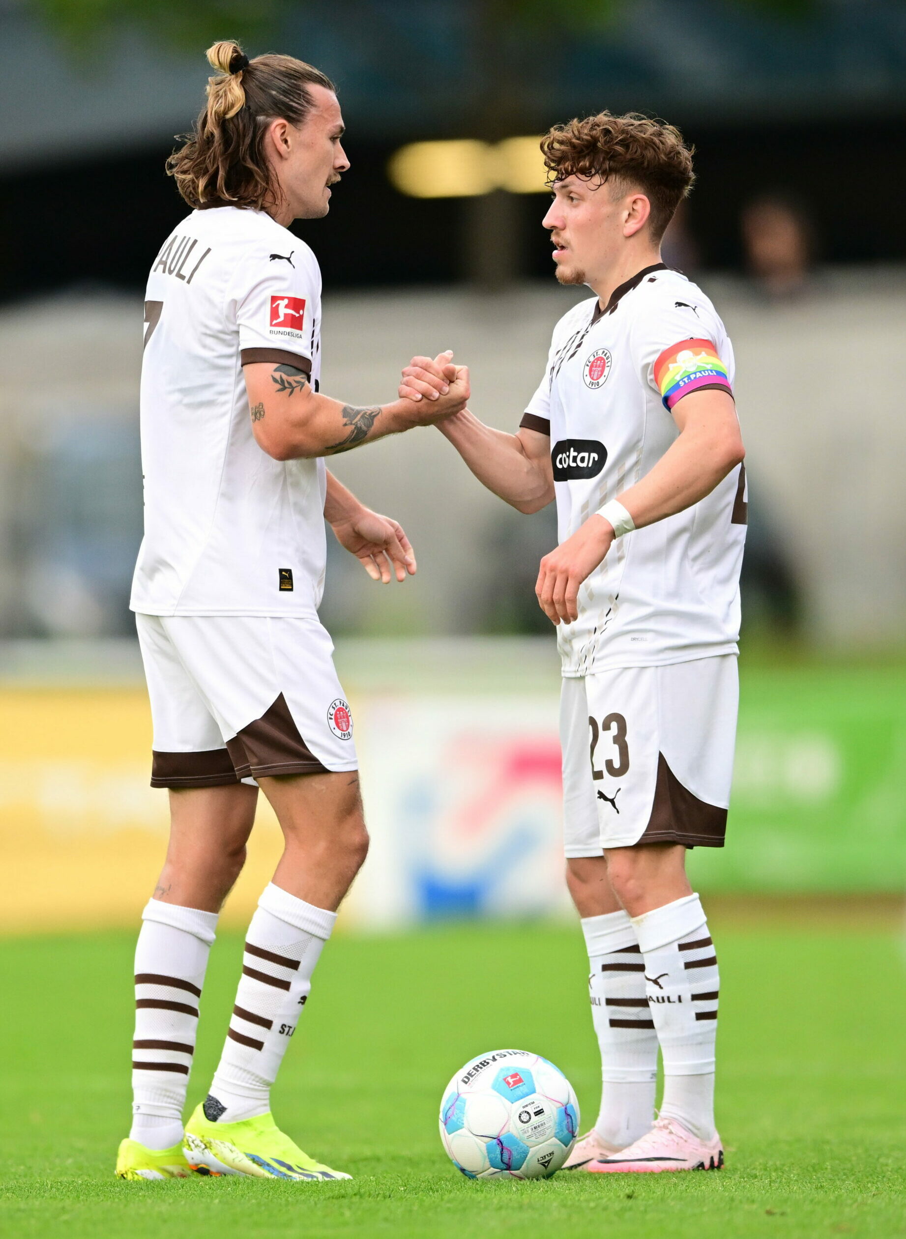 Jackson Irvine und Philipp Treu klatschen ab.