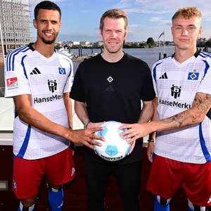 Robert Glatzel, Eric Huwer und Adam Karabec halten einen Ball und lachen in die Kamera
