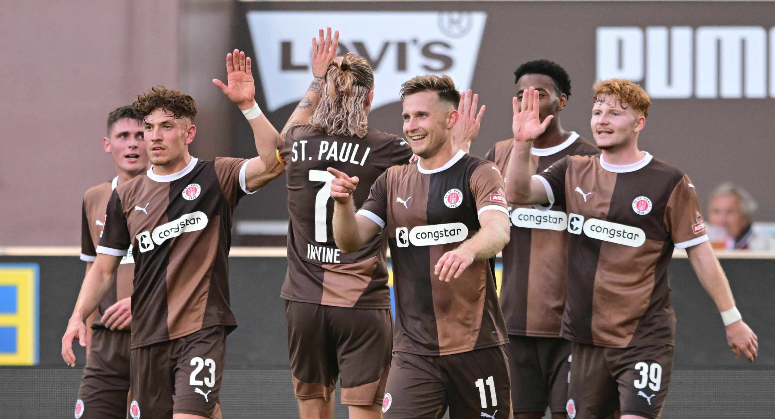 Philipp Treu (l.) gehört in dieser Saison zu St. Paulis Führungsspielern.