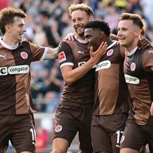 Scott Banks, Carlo Boukhalfa, Oladapo Afolayan, Johannes Eggestein jubeln