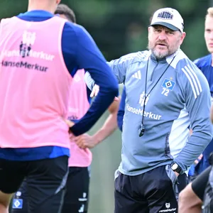 Klartext vom Trainer: Steffen Baumgart (MItte) wird am Samstag einigen Profis unangenehme Nachrichten überbringen müssen.