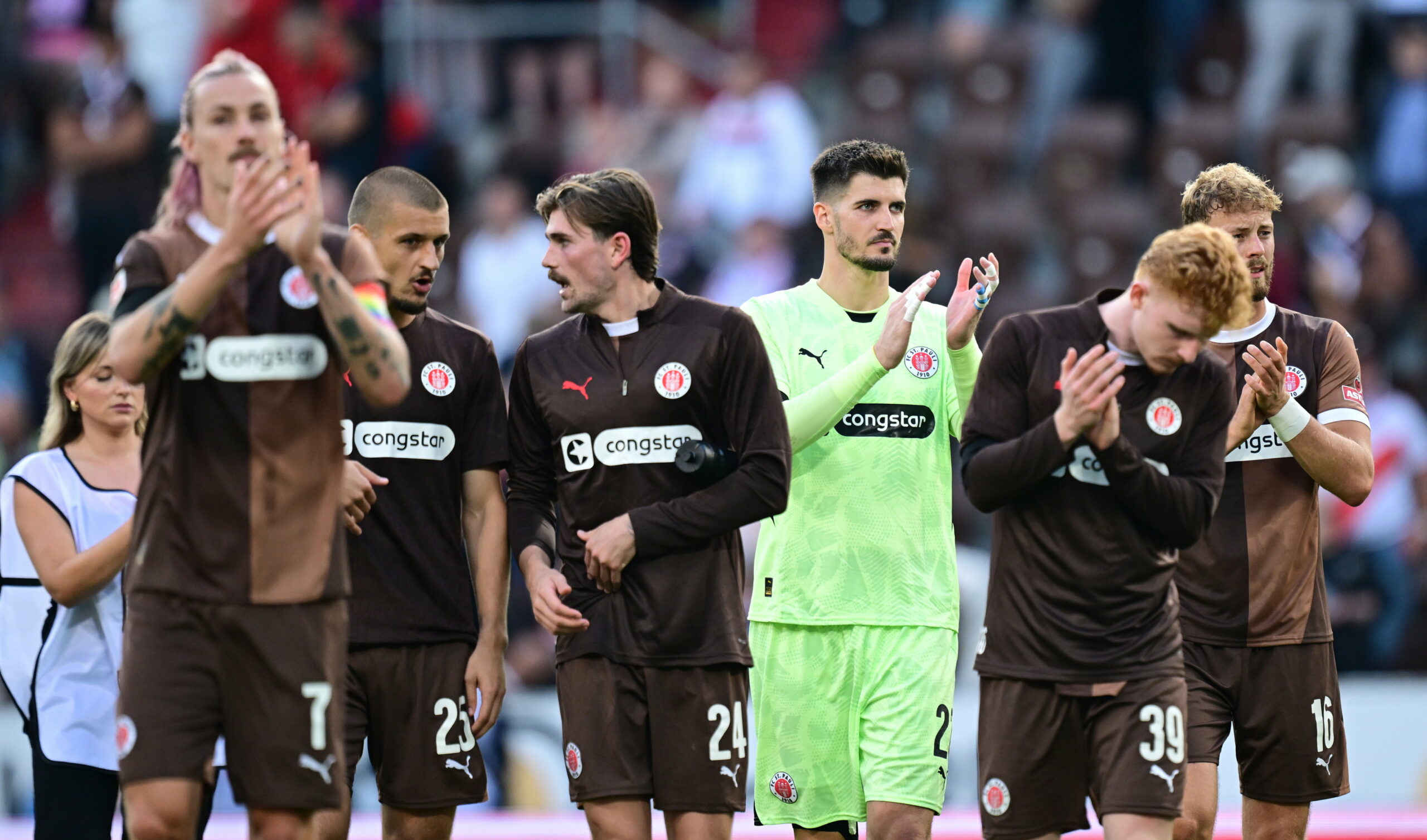 St. Pauli-Profis applaudieren