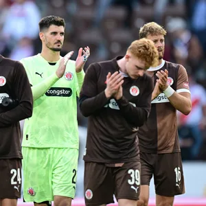 St. Pauli-Profis applaudieren