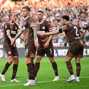 Manolis Saliakas dirigiert seine Kollegen Hauke Wahl, Jackson Irvine und Eric Smith.