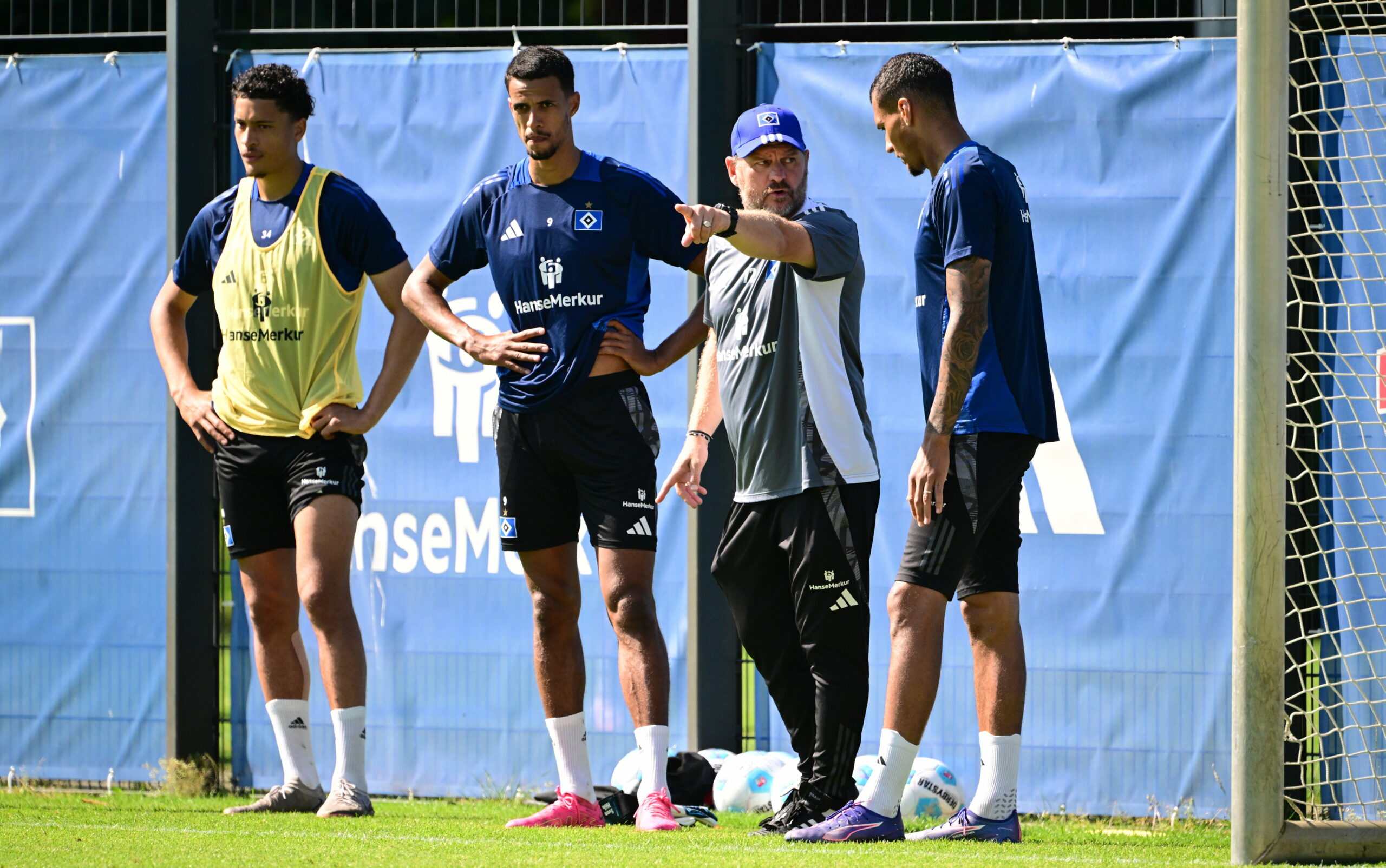 HSV-Trainer Steffen Baumgart im Austausch mit Robert Glatzel und Davie Selke