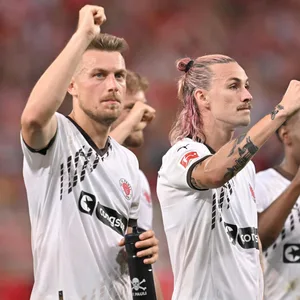 Hauke Wahl, Jackson Irvine und Oladapo Afolayan nach der Niederlage in Berlin