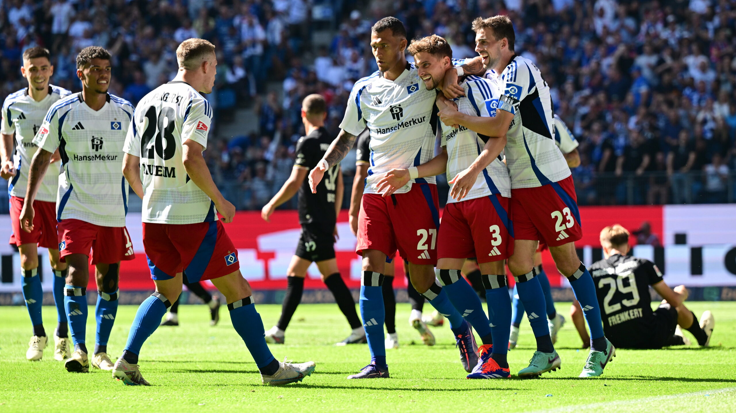 Davie Selke, Moritz Heyer und Jonas Meffert jubeln und umarmen sich nach einem HSV-Tor