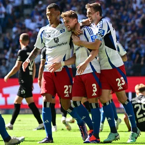 Davie Selke, Moritz Heyer und Jonas Meffert jubeln und umarmen sich nach einem HSV-Tor