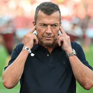 Lothar Matthäus hält sich beide Ohren zu.