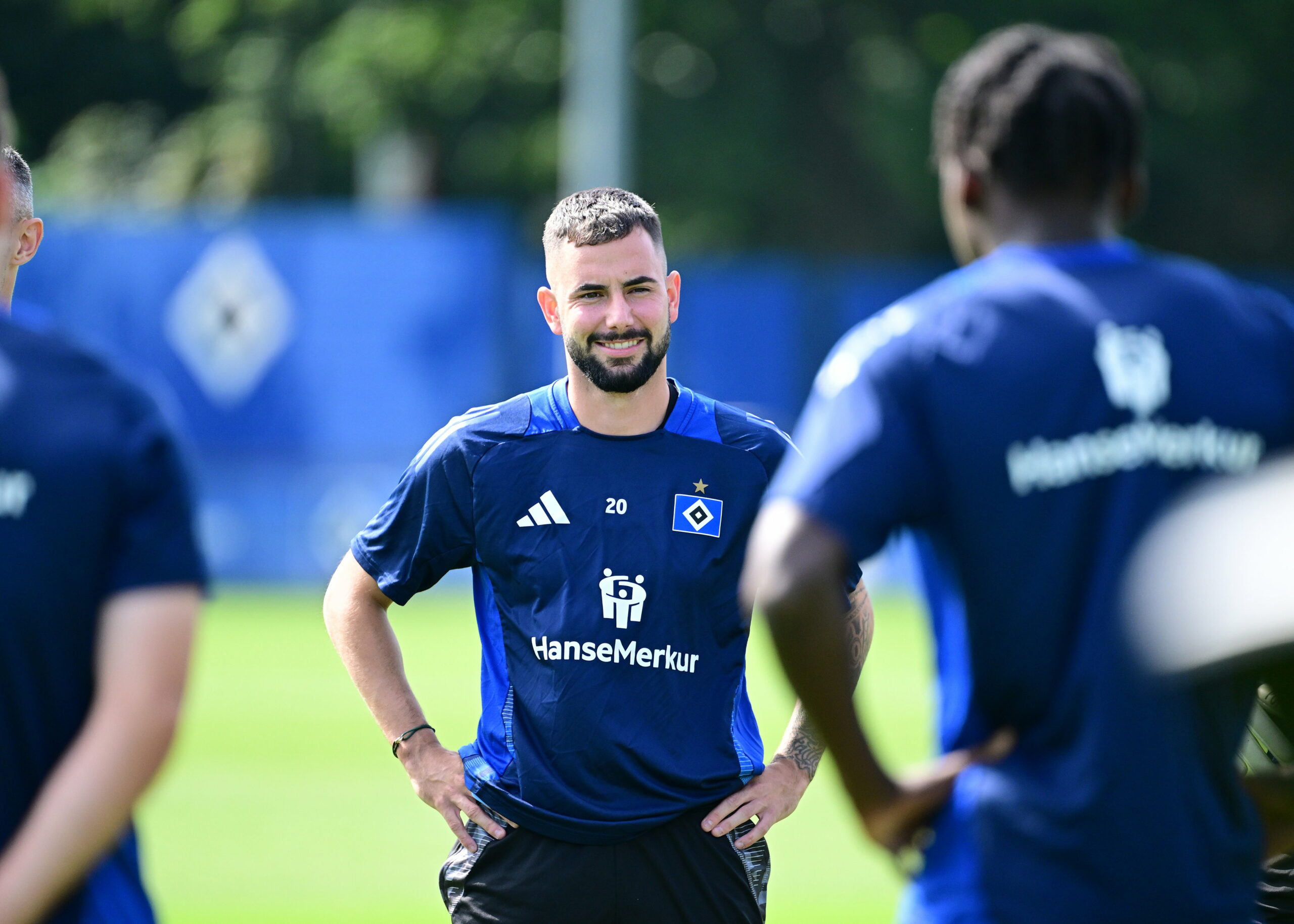 Marco Richter steht lächelnd auf dem Trainingsplatz des HSV