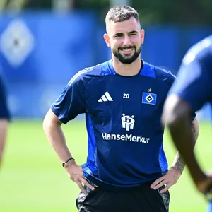 Marco Richter steht lächelnd auf dem Trainingsplatz des HSV
