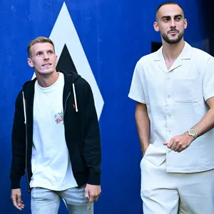Emir Sahiti und Lucas Perrin kommen aus dem Spielertunnel im Volksparkstadion