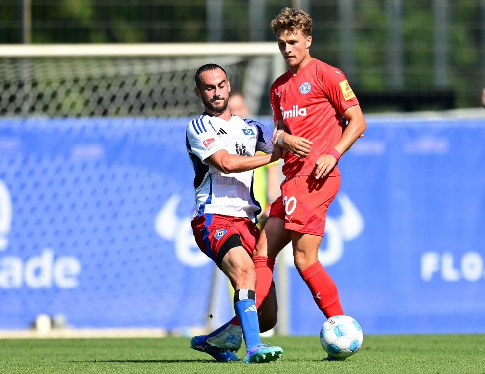 Der neue HSV-Verteidiger Lucas Perrin im Zweikampf mit dem ehemaligen HSV-Stürmer Fiete Arp (Holstein Kiel)