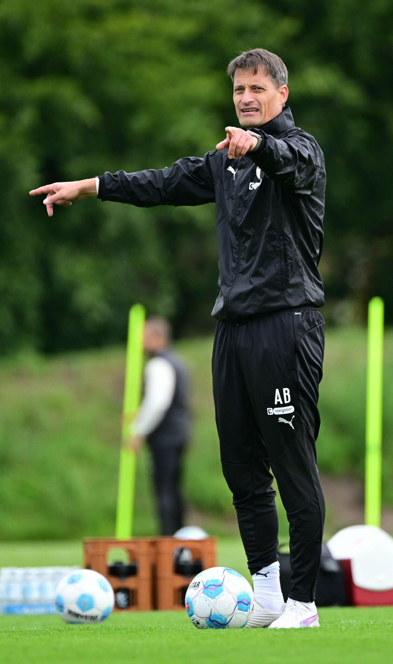 St. Paulis Trainer Alexander Blessin gibt Anweisungen auf dem Traininigsplatz.