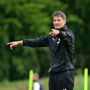 St. Paulis Trainer Alexander Blessin gibt Anweisungen auf dem Traininigsplatz.