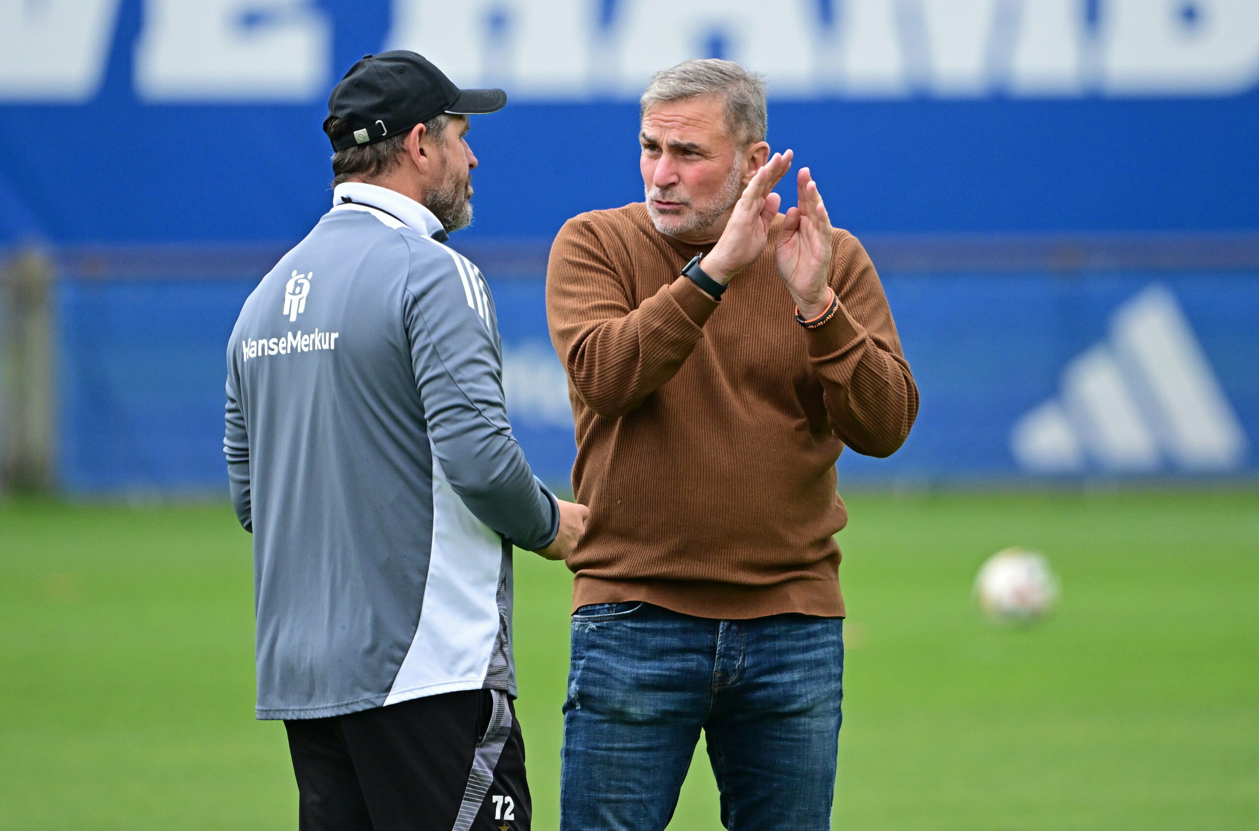 HSV-Trainer Steffen Baumgart im Gespräch mit Stefan Kuntz