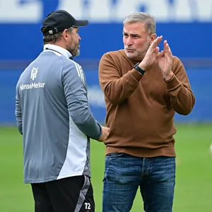 HSV-Trainer Steffen Baumgart im Gespräch mit Stefan Kuntz