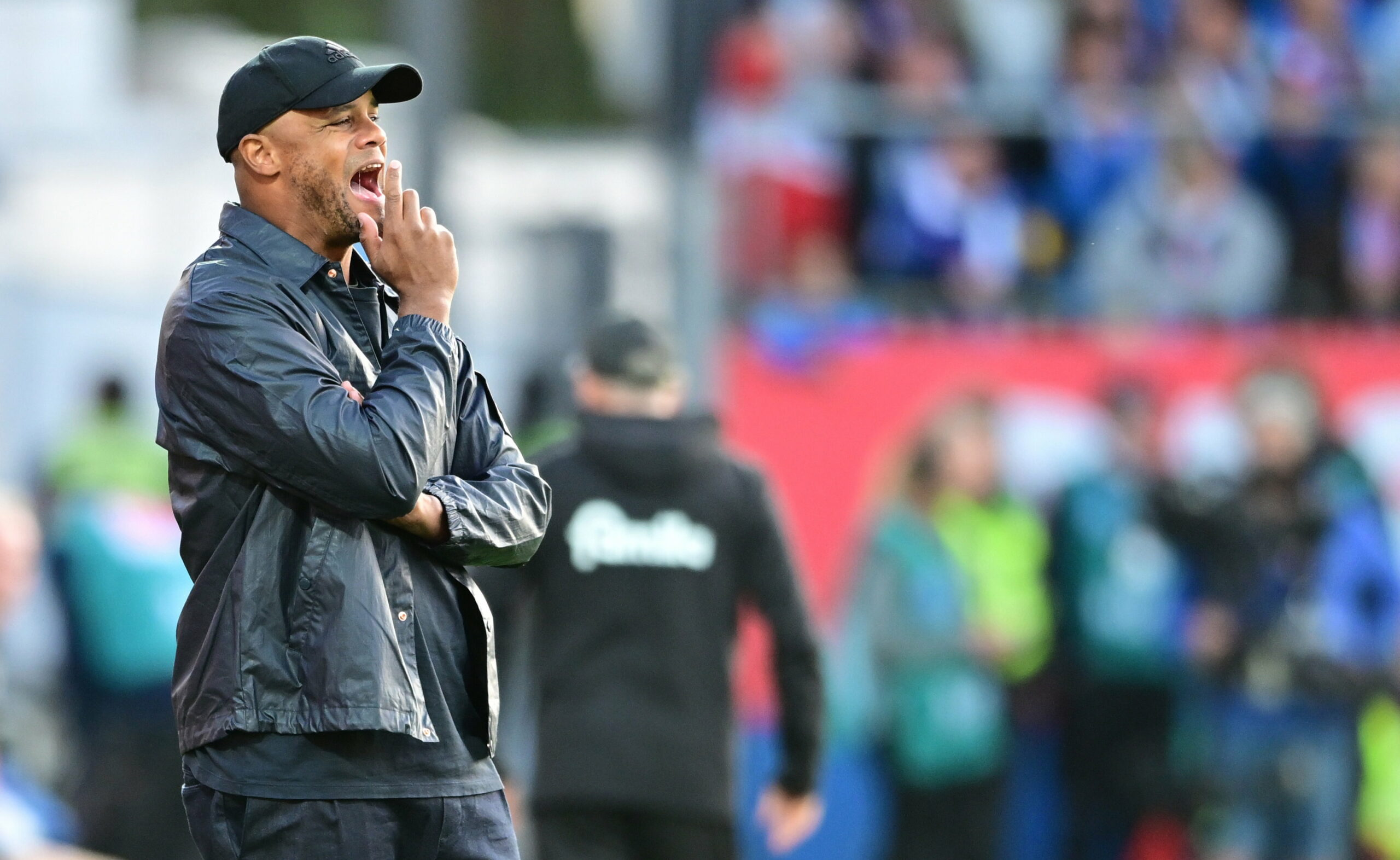 Vincent Kompany zeigte sich auch in Kiel im lässigen Matchday-Outfit.