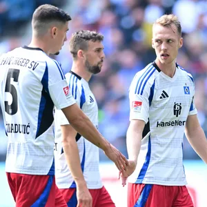 Dennis Hadzikadunic und Sebastian Schonlau klatschen sich auf dem Spielfeld ab