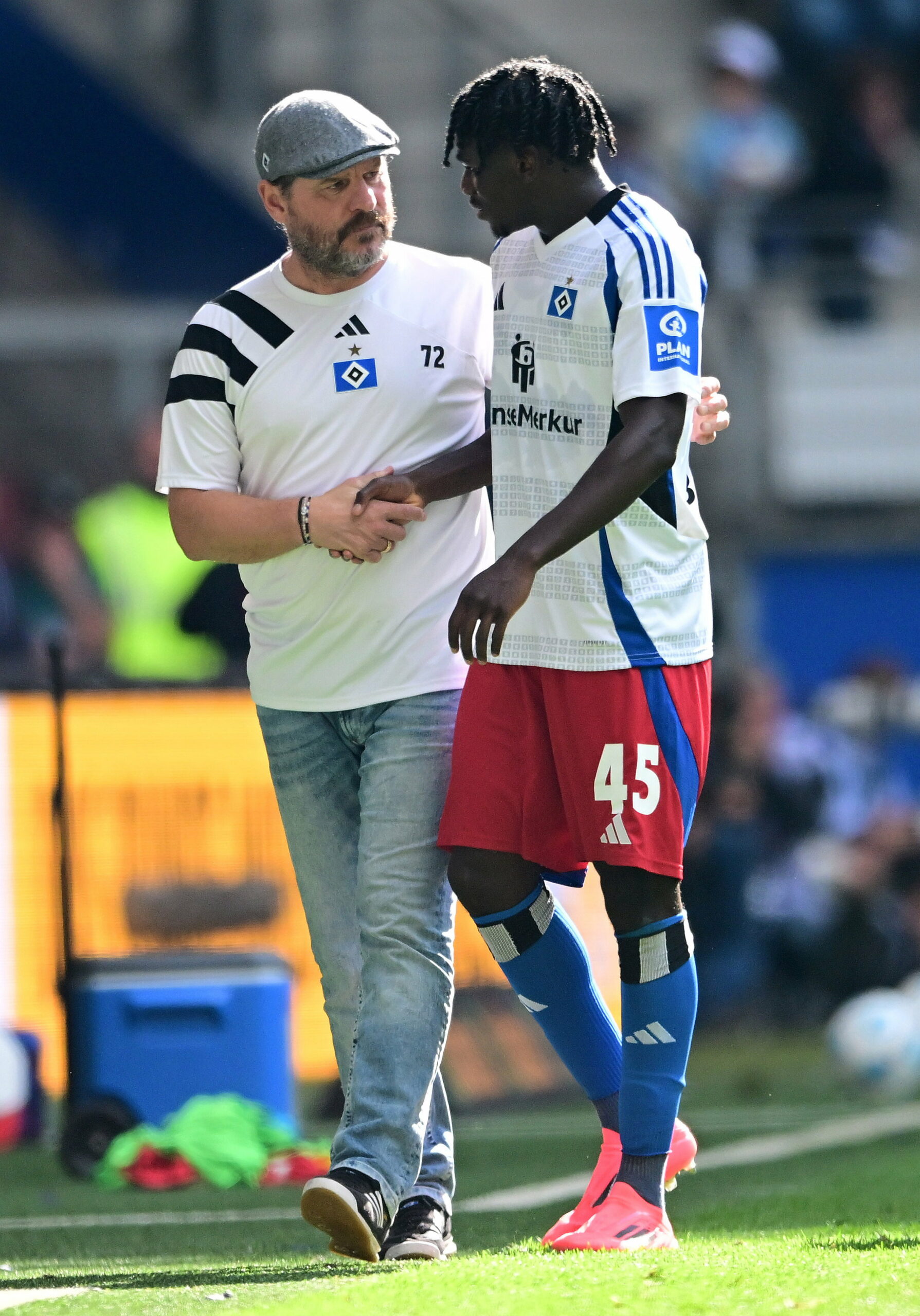 Steffen Baumgart klatscht mit Fabio Baldé ab