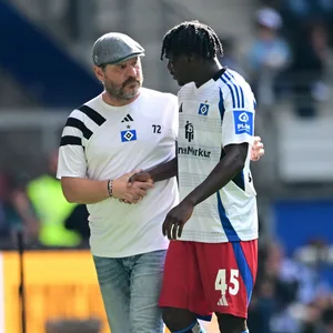 Steffen Baumgart klatscht mit Fabio Baldé ab