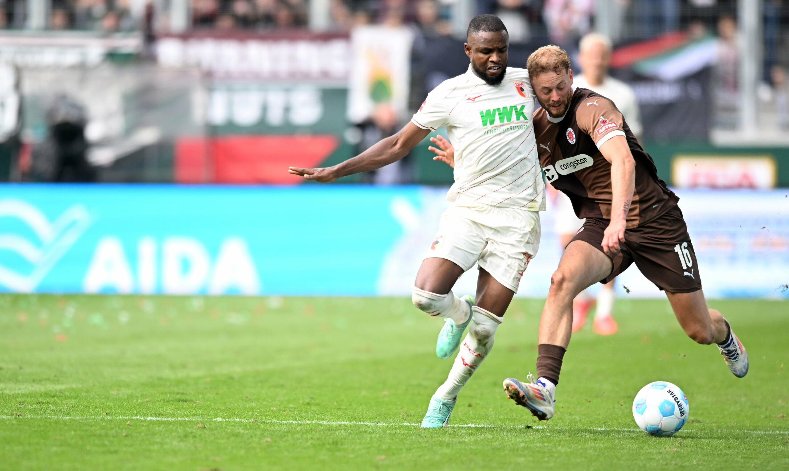 St. Pauli-Profi Carlo Boukhalfa im Zweikampf mit Frank Onyeka