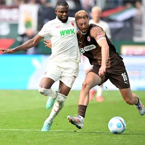 St. Pauli-Profi Carlo Boukhalfa im Zweikampf mit Frank Onyeka