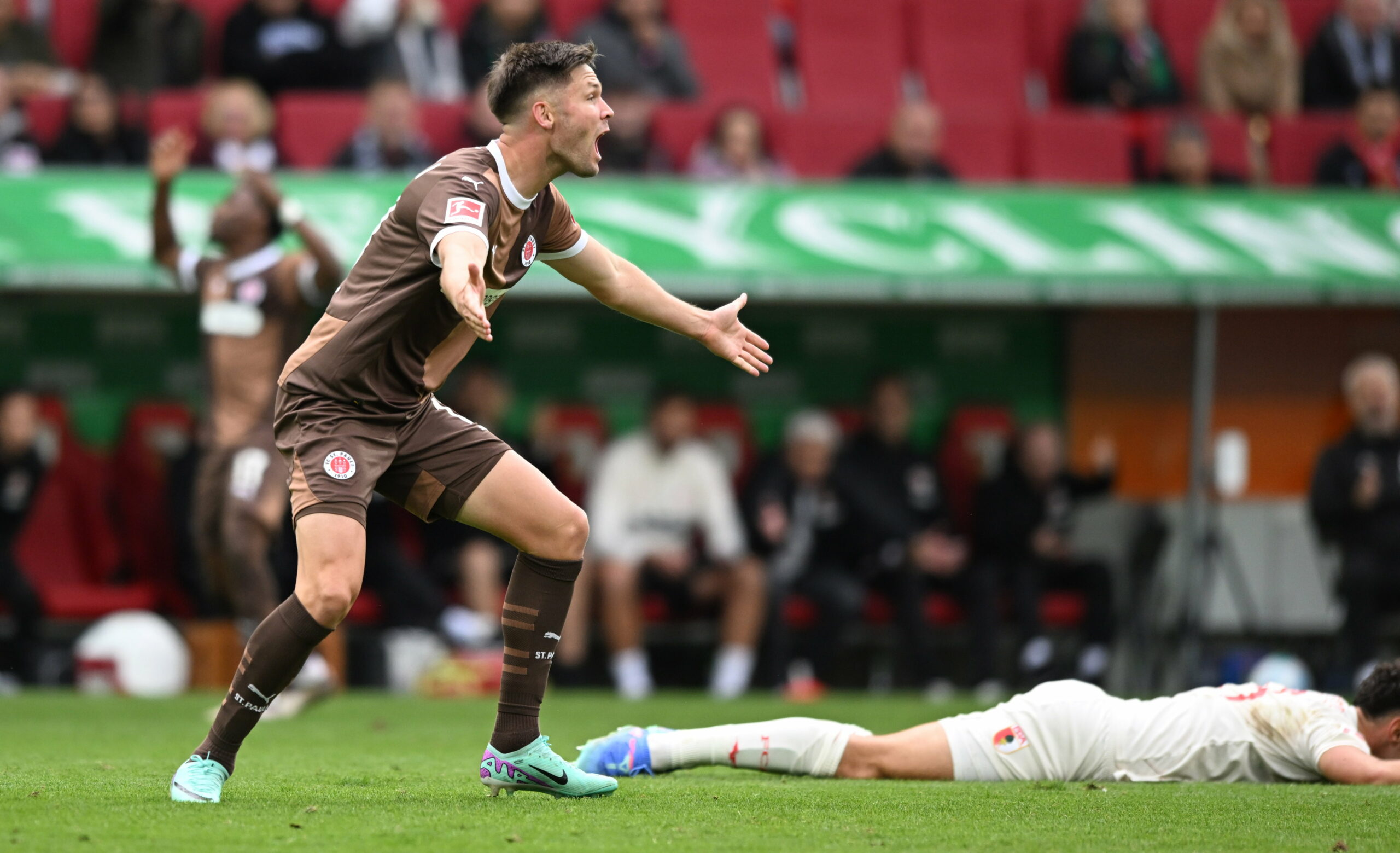 Andreas Albers hadert mit einer Schiri-Entscheidung in Augsburg