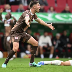 Andreas Albers hadert mit einer Schiri-Entscheidung in Augsburg