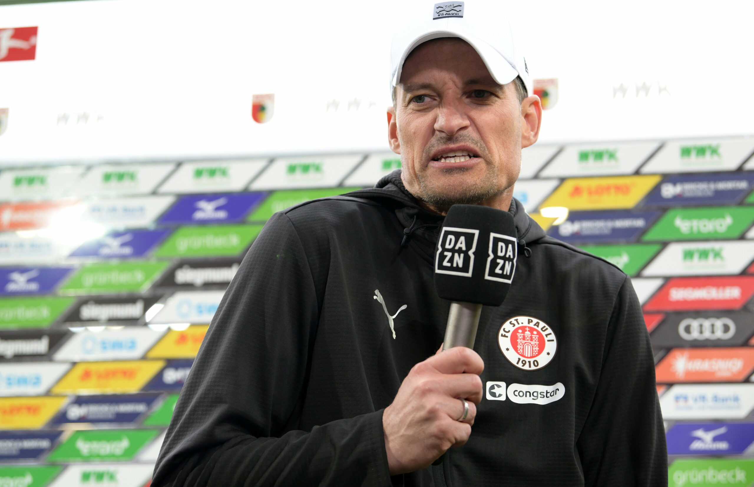 St. Pauli-Trainer Alexander Blessin am Sky-Mikrofon