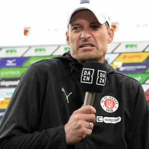 St. Pauli-Trainer Alexander Blessin am Sky-Mikrofon