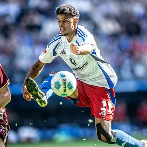 Ransford Königsdörffer kontrolliert den Ball