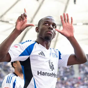 Jean-Luc Dompé zeigt im Volksparkstadion eine Sieben an