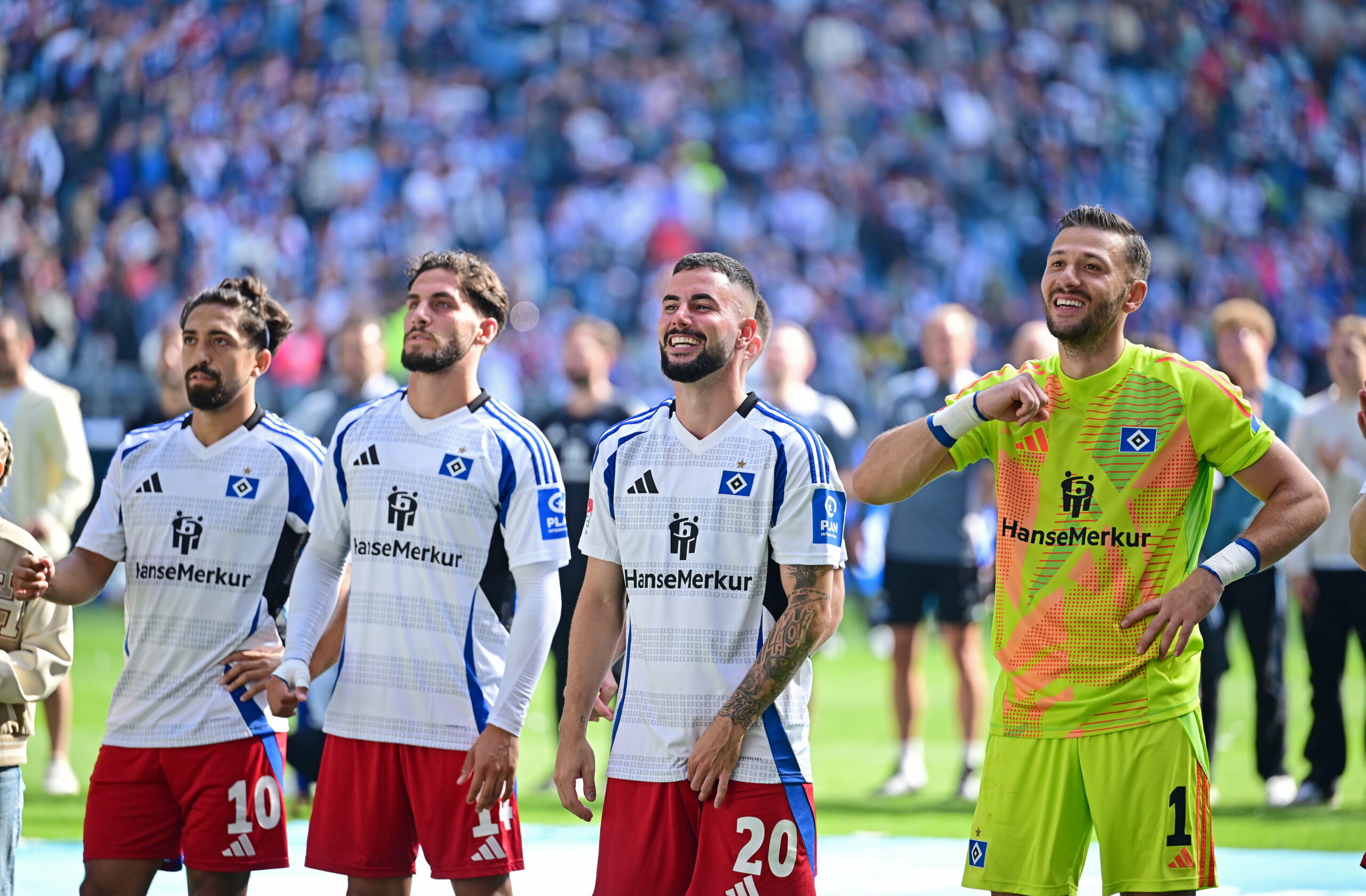 Immanuel Pherai, Ludovit Reis, Marco Richter, Daniel Heuer Fernandes stehen nach dem HSV-Spiel gegen Regensburg vor der Nordkurve