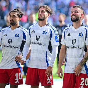 Immanuel Pherai, Ludovit Reis, Marco Richter, Daniel Heuer Fernandes stehen nach dem HSV-Spiel gegen Regensburg vor der Nordkurve
