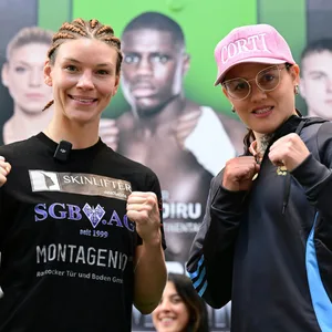 Nina Meinke und Daniela Romina Bermudez vor dem Boxkampf