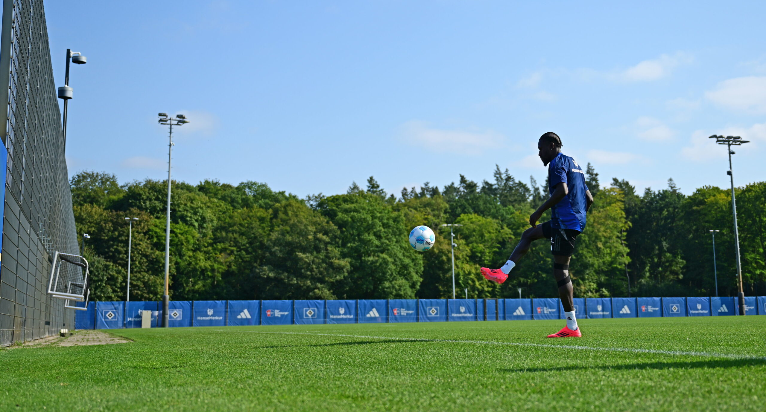 Bakery Jatta ist zurück am Ball. Noch muss der HSV-Angreifer im Volkspark individuell trainieren. Das soll sich aber bald ändern.